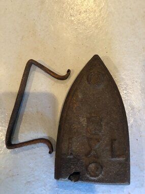 VINTAGE CAST IRON IXL Sad Iron - Detached Handle #F32